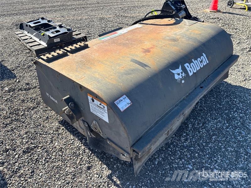 Bobcat 72 in Skid Steer Sweeper Щітки