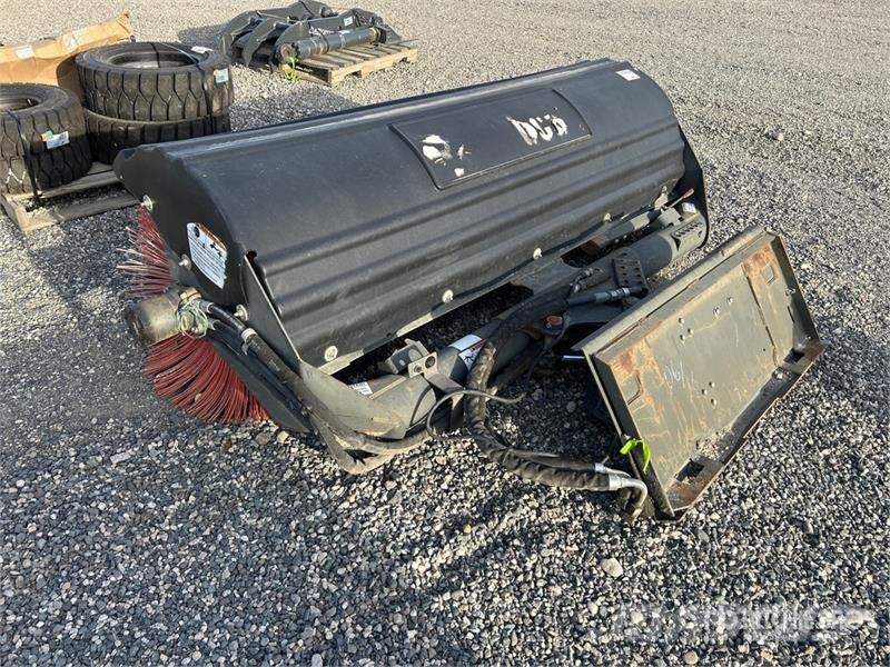 Bobcat 84 in Angle Skid Steer Broom فرش