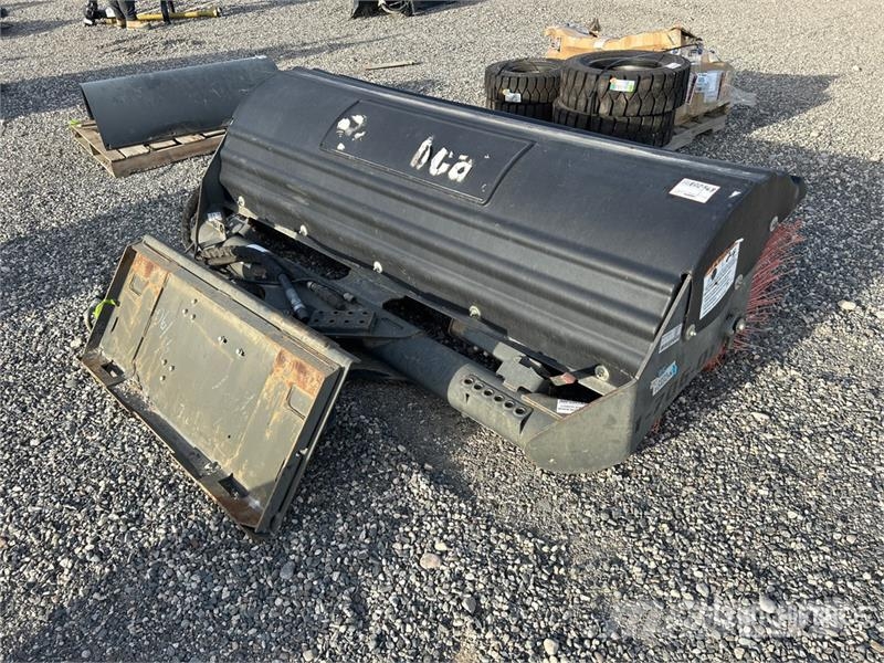 Bobcat 84 in Angle Skid Steer Broom فرش