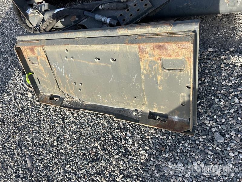 Bobcat 84 in Angle Skid Steer Broom فرش