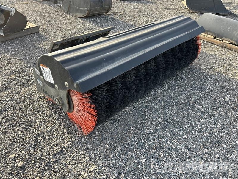 Bobcat 84 in Angle Skid Steer Broom فرش