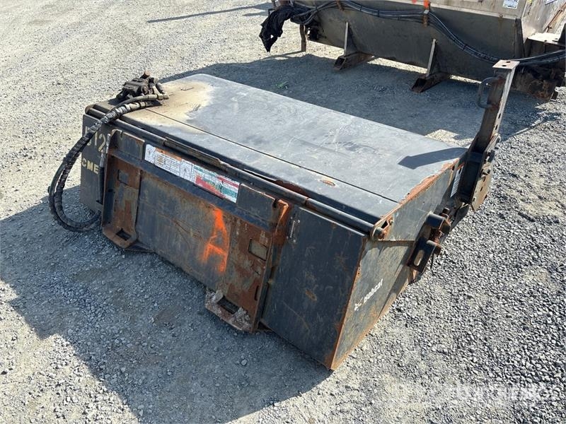 Bocat 72 in Skid Steer Sweeper Kefék