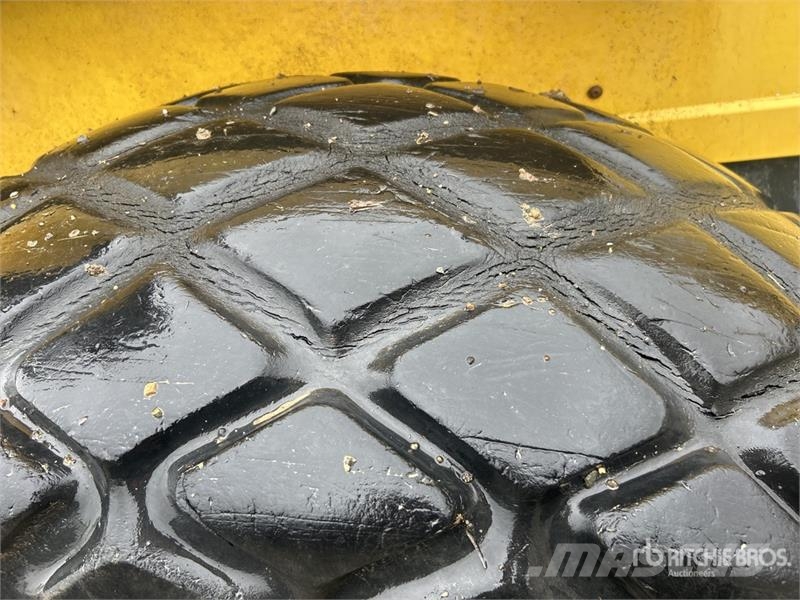 Bomag BW-211D-3 Smooth Drum Compactor مداحل أحادية الأسطوانة