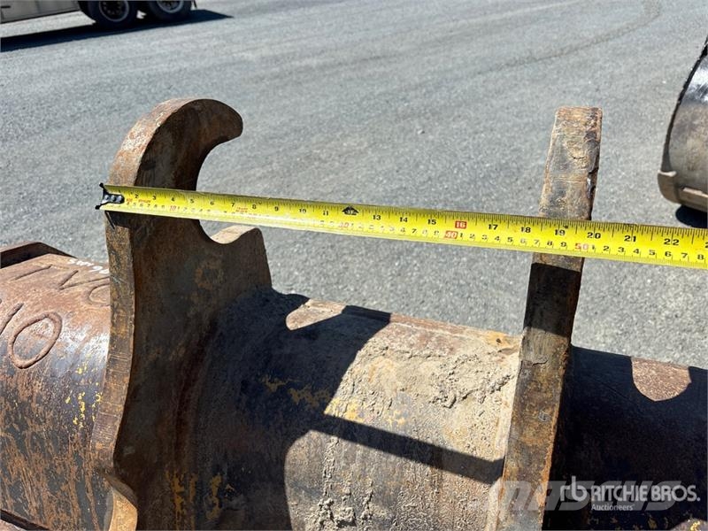Brandt 60 in Cleanup Excavator Bucket - Fits John Deere 2 دلاء