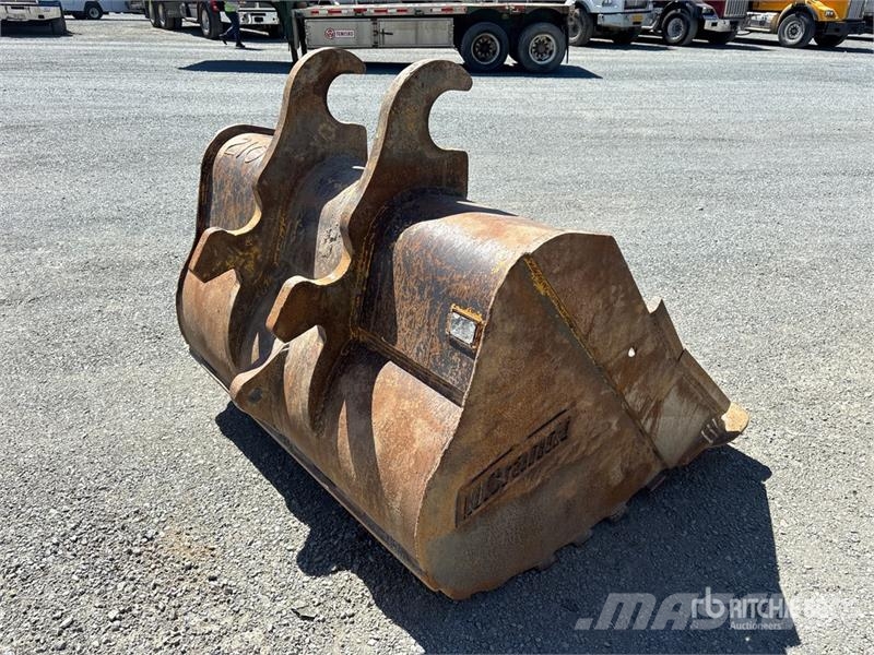Brandt 60 in Cleanup Excavator Bucket - Fits John Deere 2 دلاء