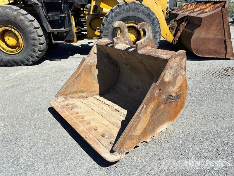 Brandt 60 in Cleanup Excavator Bucket - Fits John Deere 2 دلاء