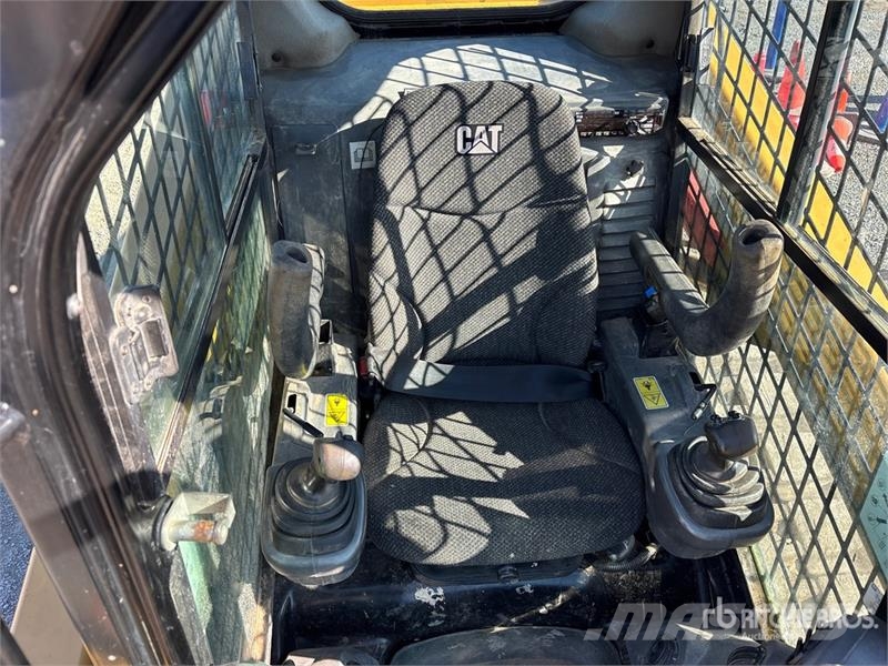 CAT 259D Two-Speed High Flow Compact Track Loader Lietoti riteņu kompaktiekrāvēji