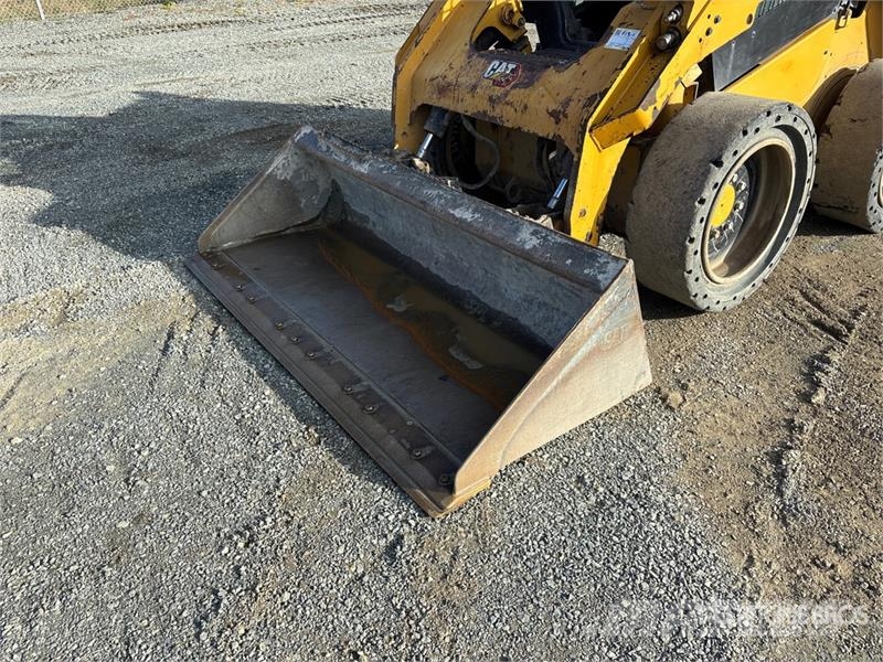 CAT 262D Lietoti riteņu kompaktiekrāvēji