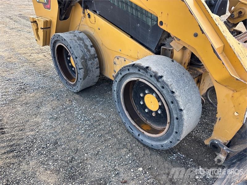 CAT 262D Lietoti riteņu kompaktiekrāvēji