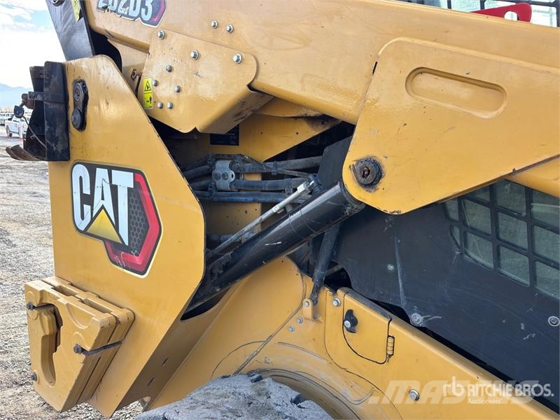 CAT 262D Lietoti riteņu kompaktiekrāvēji