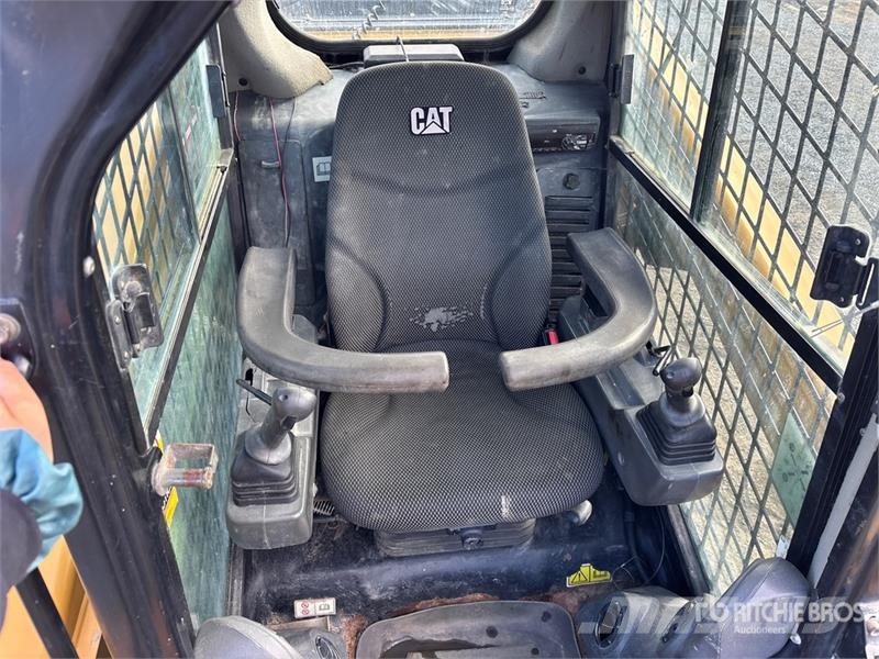CAT 262D Lietoti riteņu kompaktiekrāvēji