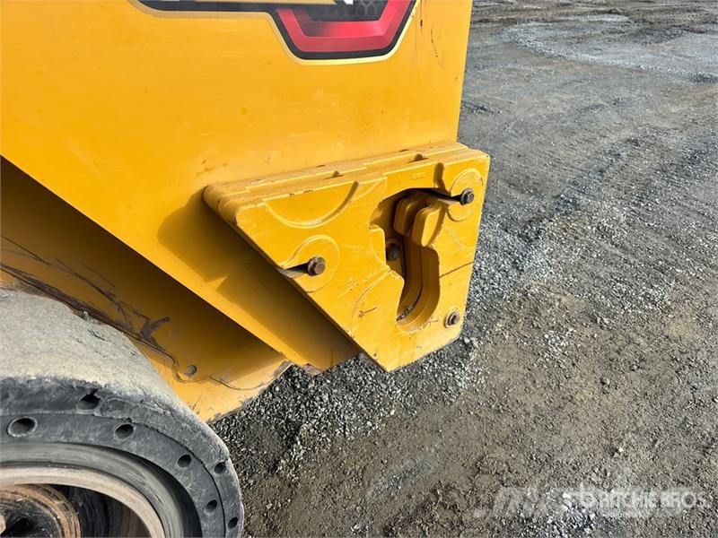 CAT 262D Lietoti riteņu kompaktiekrāvēji