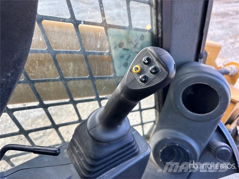 CAT 262D Lietoti riteņu kompaktiekrāvēji