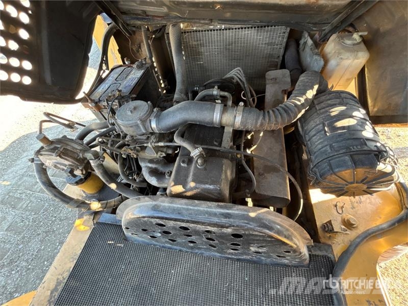 CAT GP30 5800 lb Pneumatic Tire Forklift Targoncák-Egyéb