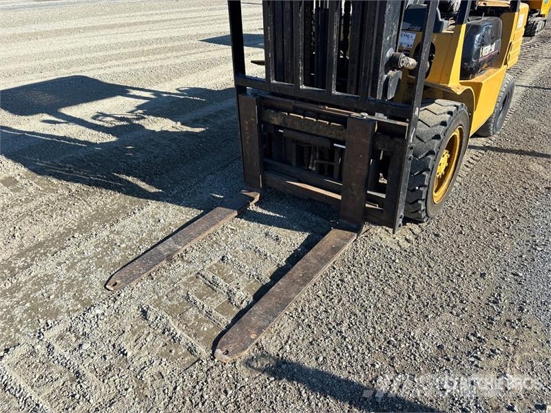 CAT GP30 5800 lb Pneumatic Tire Forklift Targoncák-Egyéb