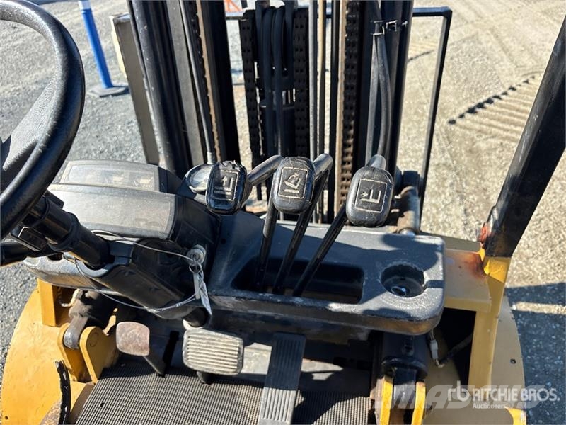CAT GP30 5800 lb Pneumatic Tire Forklift Targoncák-Egyéb