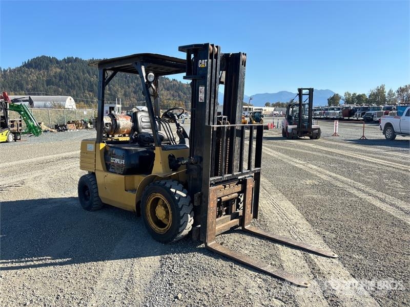 CAT GP30 5800 lb Pneumatic Tire Forklift Targoncák-Egyéb