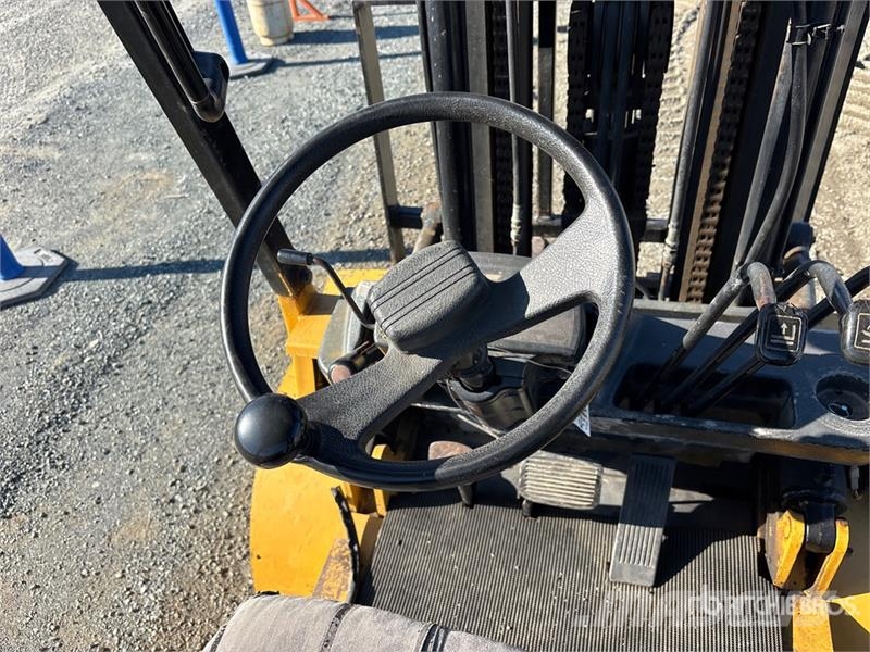 CAT GP30 5800 lb Pneumatic Tire Forklift Targoncák-Egyéb