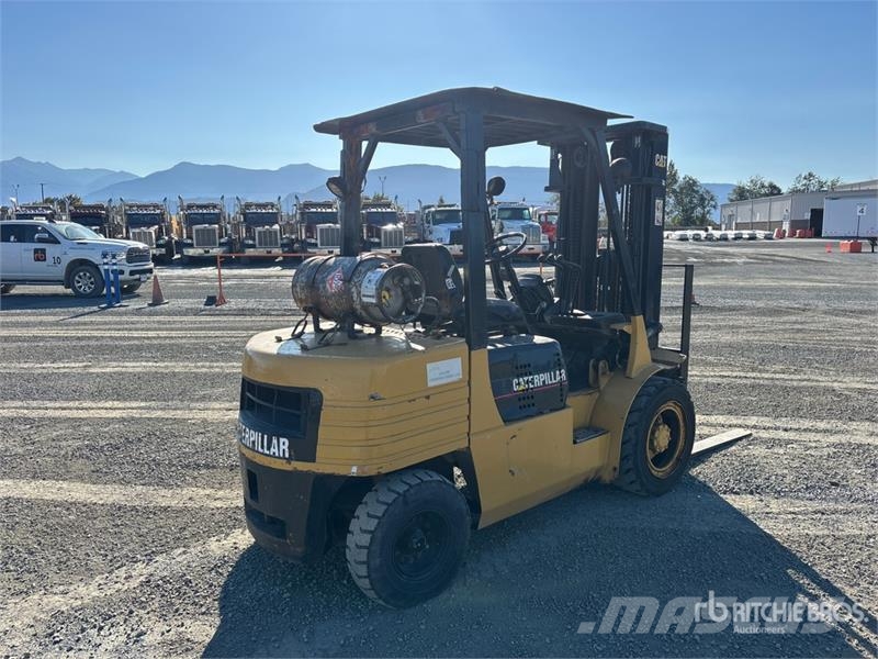 CAT GP30 5800 lb Pneumatic Tire Forklift Targoncák-Egyéb