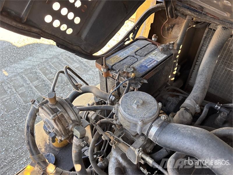 CAT GP30 5800 lb Pneumatic Tire Forklift Targoncák-Egyéb