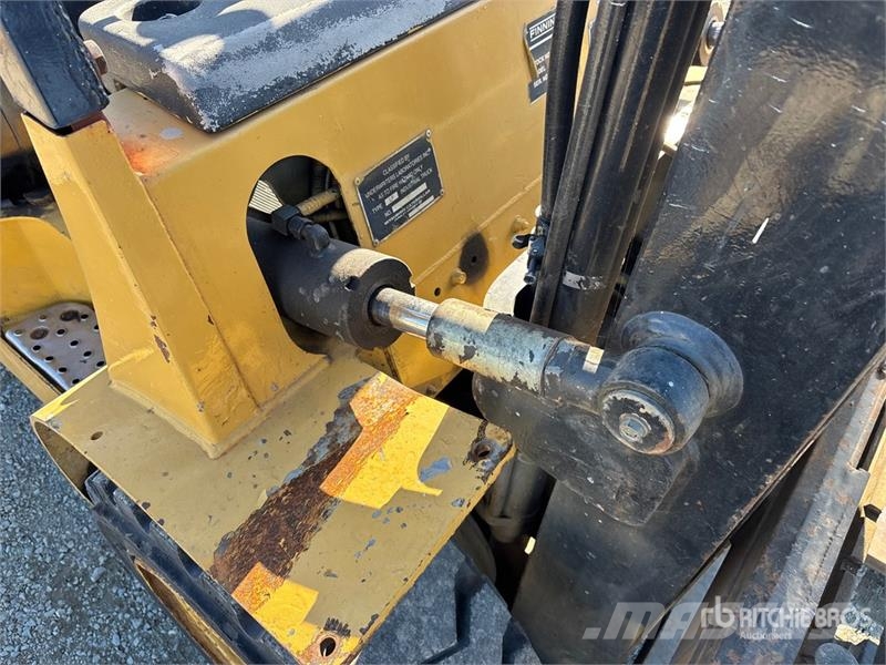 CAT GP30 5800 lb Pneumatic Tire Forklift Targoncák-Egyéb