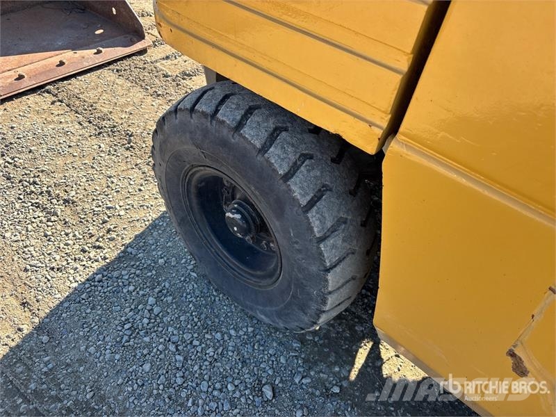 CAT GP30 5800 lb Pneumatic Tire Forklift Targoncák-Egyéb