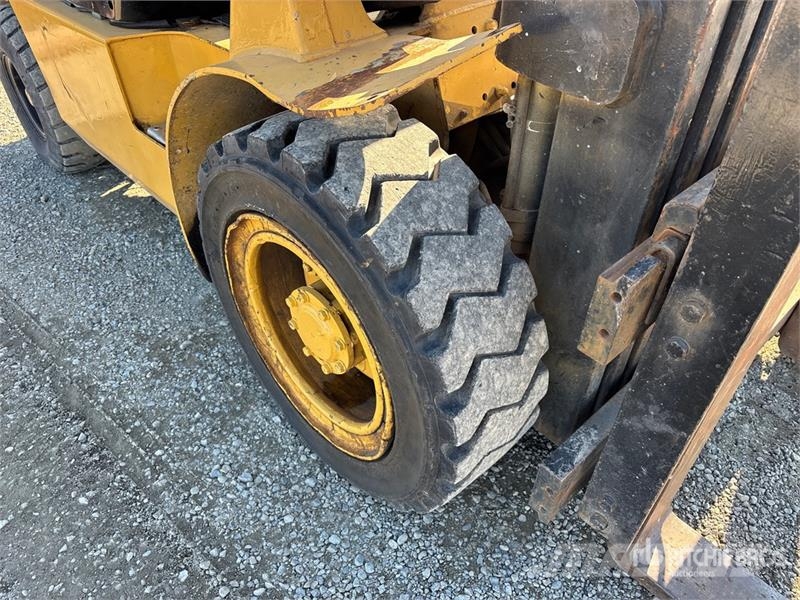 CAT GP30 5800 lb Pneumatic Tire Forklift Targoncák-Egyéb