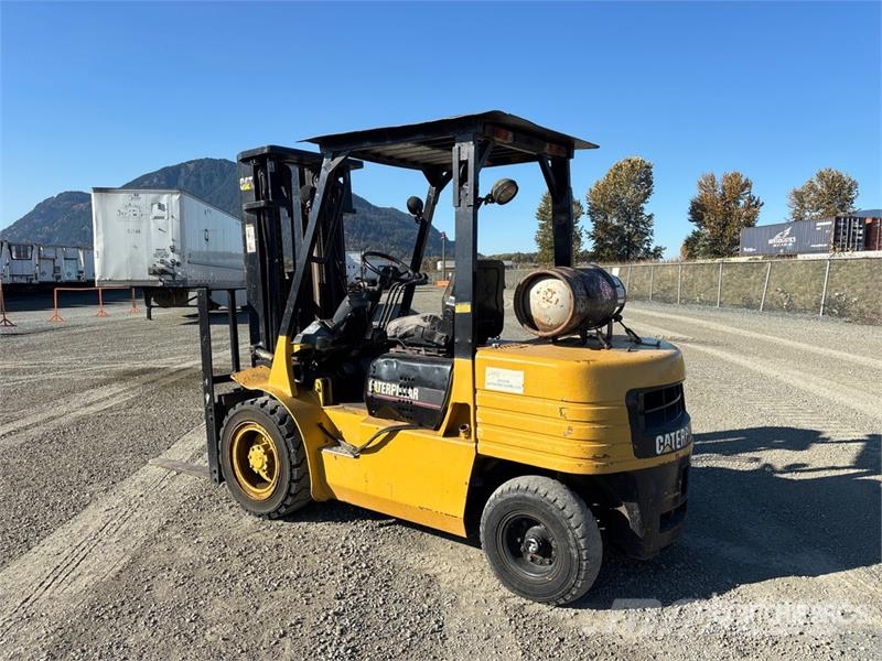 CAT GP30 5800 lb Pneumatic Tire Forklift Targoncák-Egyéb