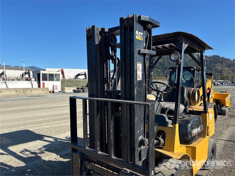 CAT GP30 5800 lb Pneumatic Tire Forklift Targoncák-Egyéb