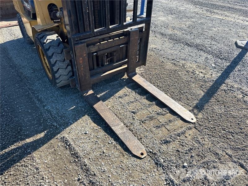 CAT GP30 5800 lb Pneumatic Tire Forklift Targoncák-Egyéb