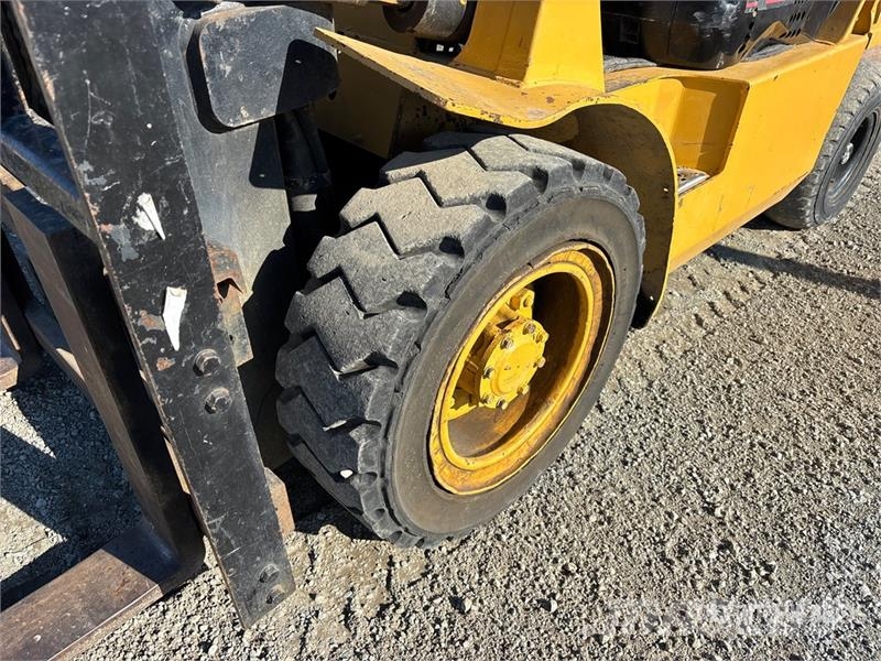 CAT GP30 5800 lb Pneumatic Tire Forklift Targoncák-Egyéb
