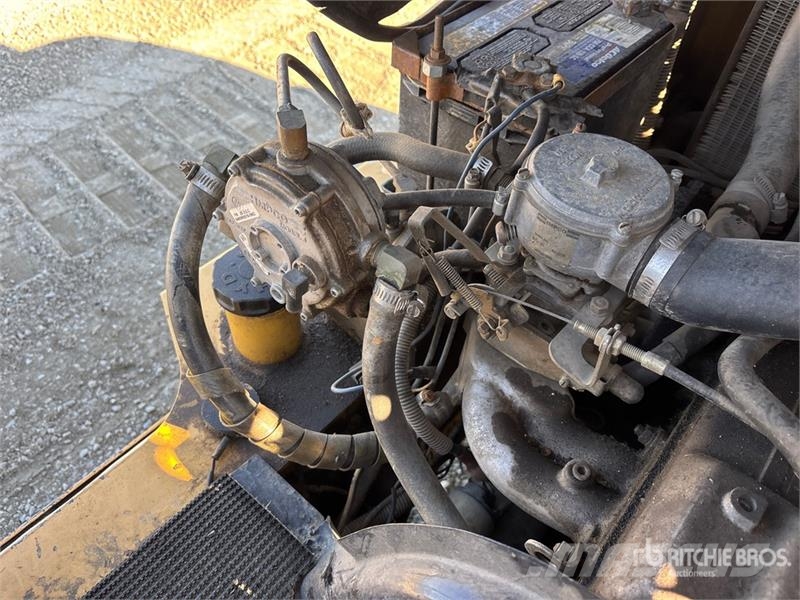 CAT GP30 5800 lb Pneumatic Tire Forklift Targoncák-Egyéb