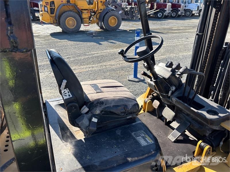 CAT GP30 5800 lb Pneumatic Tire Forklift Targoncák-Egyéb