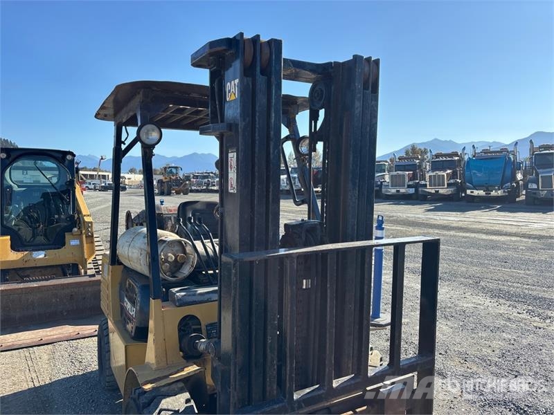 CAT GP30 5800 lb Pneumatic Tire Forklift Targoncák-Egyéb