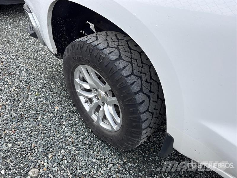 Chevrolet Silverado 1500 LT 4x4 Crew Cab Pickup Muu
