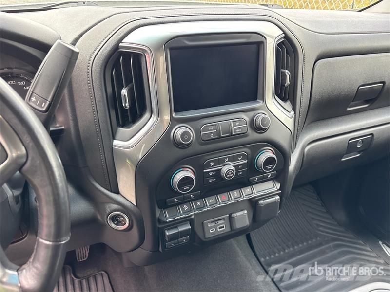 Chevrolet Silverado 1500 LT 4x4 Crew Cab Pickup Muu