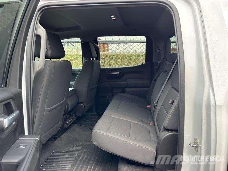 Chevrolet Silverado 1500 LT 4x4 Crew Cab Pickup Muu