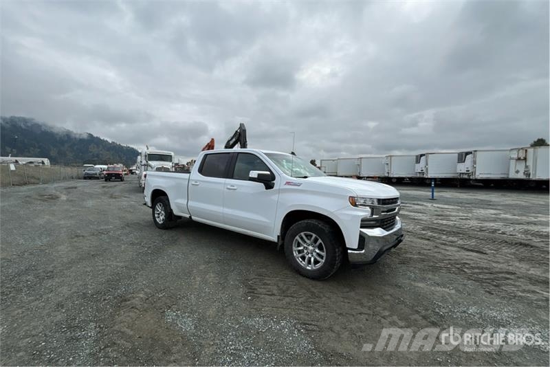 Chevrolet Silverado 1500 LT 4x4 Crew Cab Pickup Muu