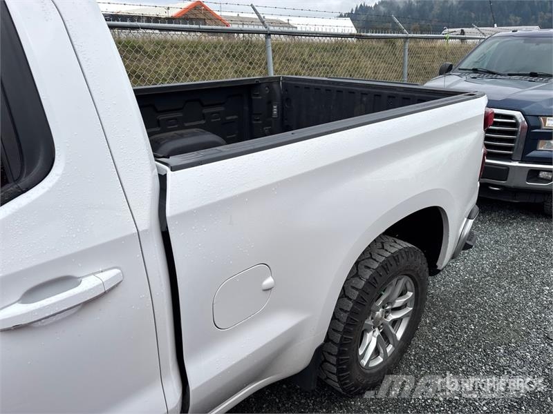 Chevrolet Silverado 1500 LT 4x4 Crew Cab Pickup Muu