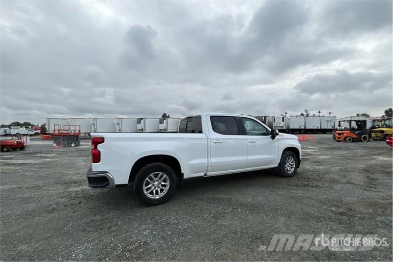 Chevrolet Silverado 1500 LT 4x4 Crew Cab Pickup Muu