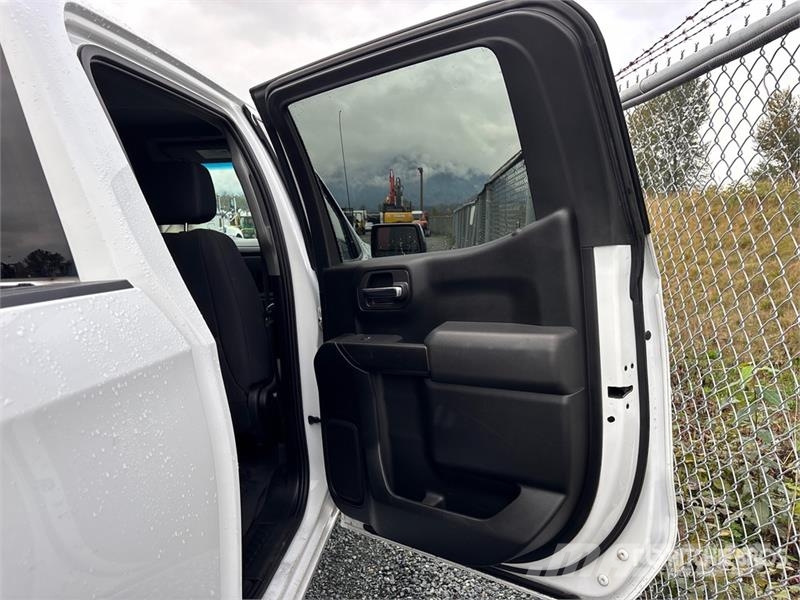 Chevrolet Silverado 1500 LT 4x4 Crew Cab Pickup Muu