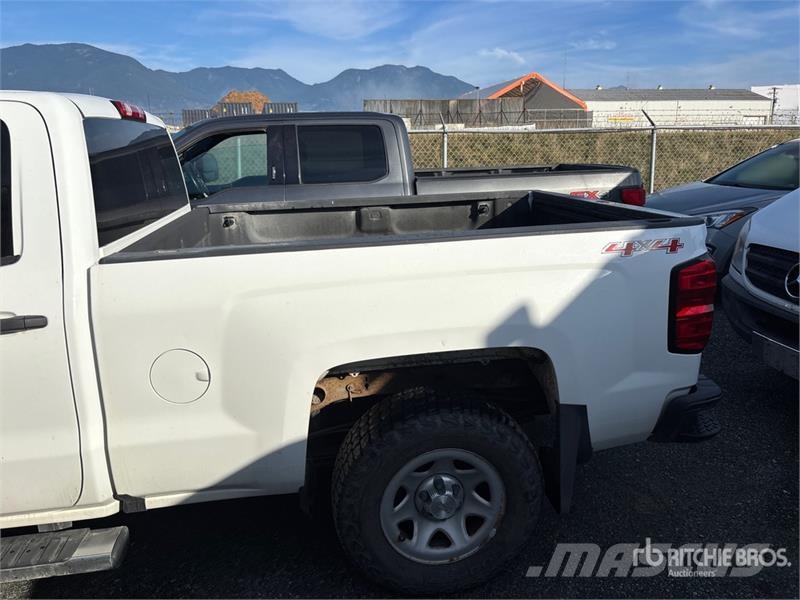 Chevrolet Silverado 1500 4x4 Extended Cab Pickup Egyéb