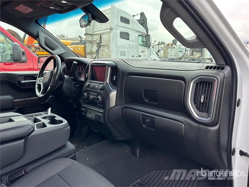 Chevrolet Silverado 1500 LT 4x4 Crew Cab Pickup Muu