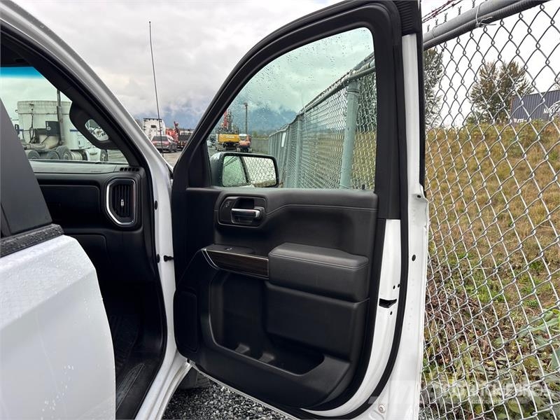Chevrolet Silverado 1500 LT 4x4 Crew Cab Pickup Muu