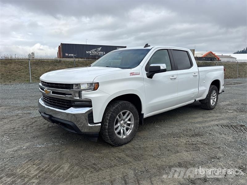 Chevrolet Silverado 1500 LT 4x4 Crew Cab Pickup Muu