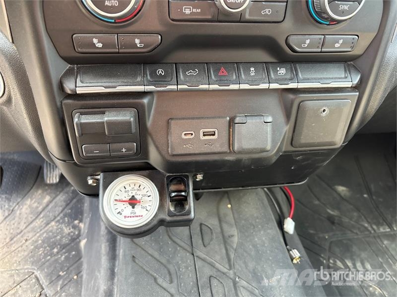 Chevrolet Silverado 1500 LT 4x4 Crew Cab Pickup Diger
