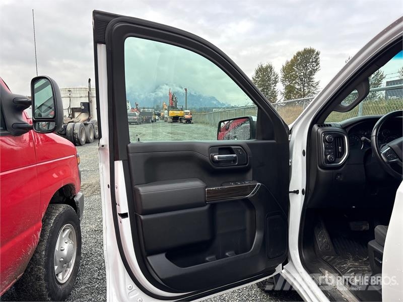 Chevrolet Silverado 1500 LT 4x4 Crew Cab Pickup Muu
