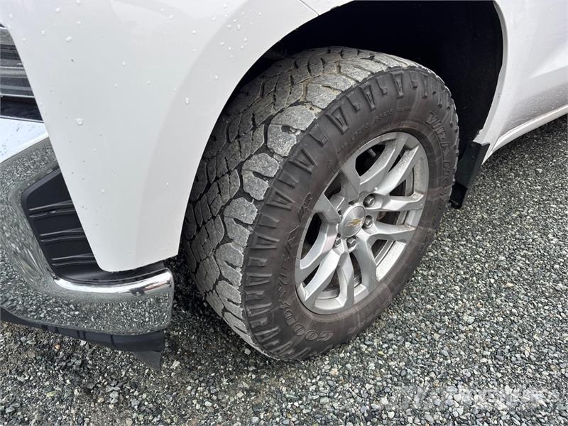 Chevrolet Silverado 1500 LT 4x4 Crew Cab Pickup Muu