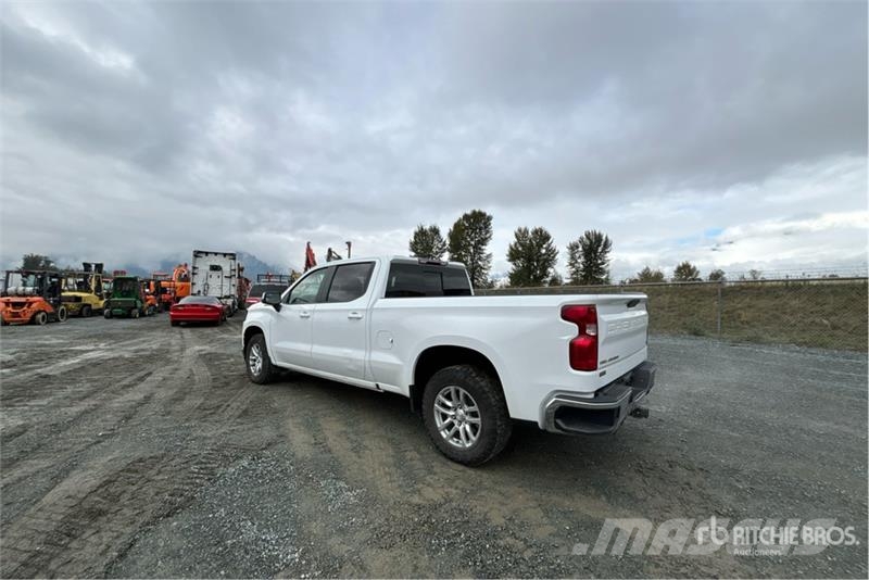 Chevrolet Silverado 1500 LT 4x4 Crew Cab Pickup Muu