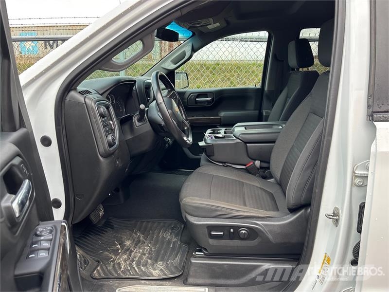 Chevrolet Silverado 1500 LT 4x4 Crew Cab Pickup Muu